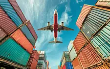 Flugzeug, das über Container fliegt