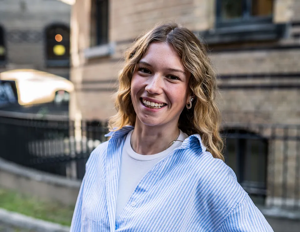 Justizfachangestellte im Innenhof des Landgerichts