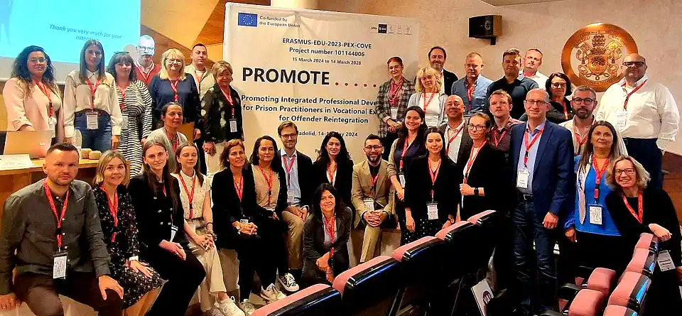 Gruppenfoto zahlreicher Personen, die sitzen und stehen. Hinter ihnen sieht man ein großes Banner des Projekts.