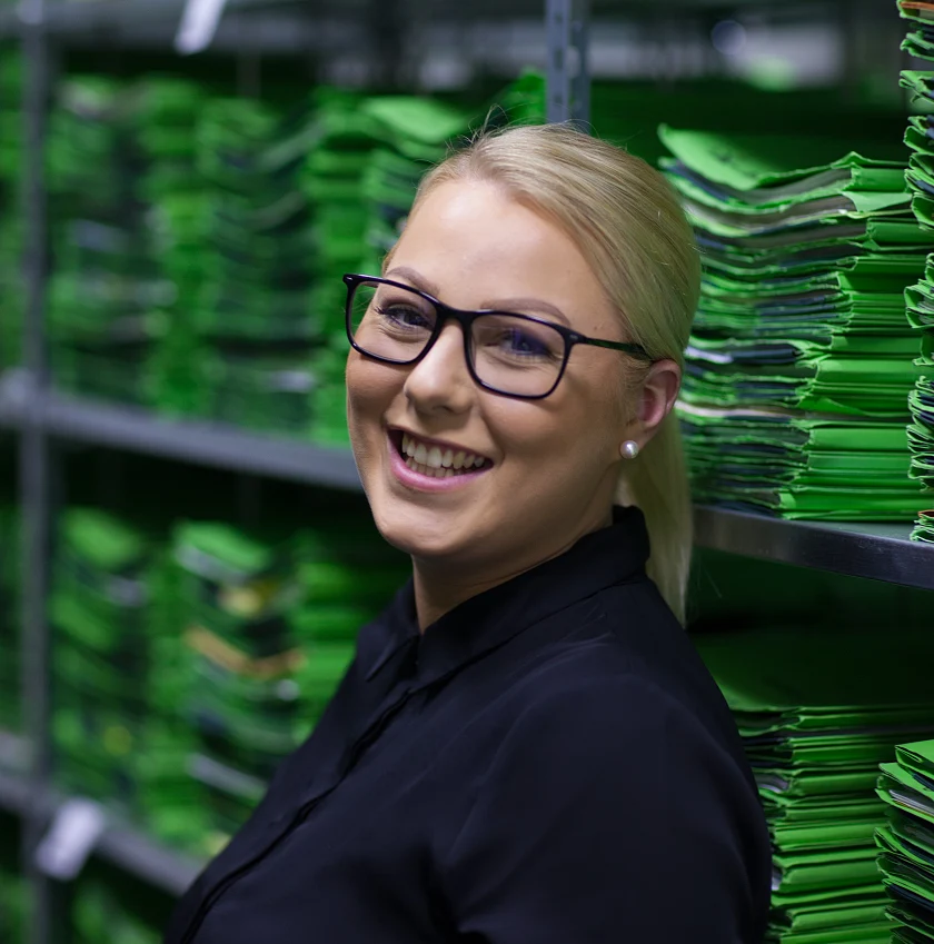 Mitarbeiterin vor Akten