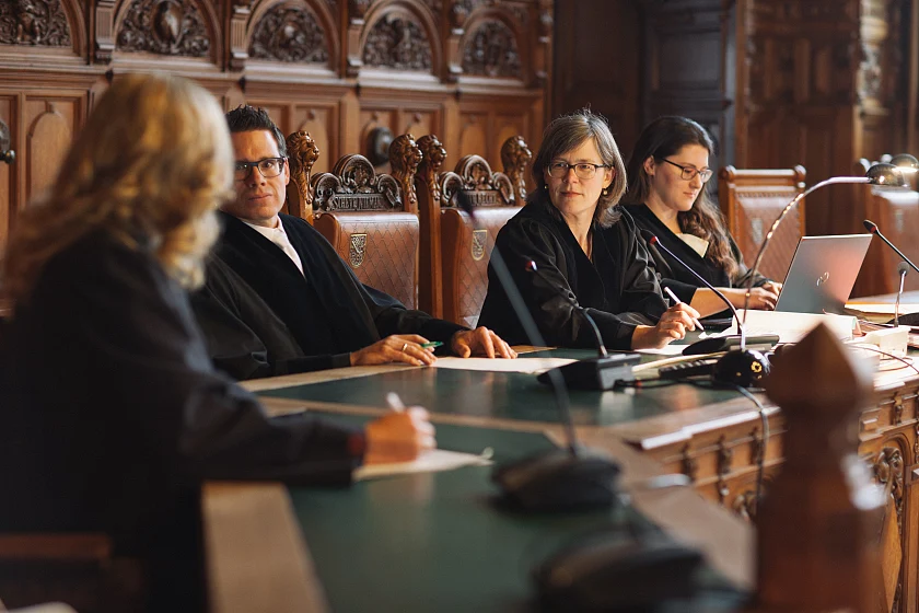 Richterinnen und Richter im Gerichtssaal