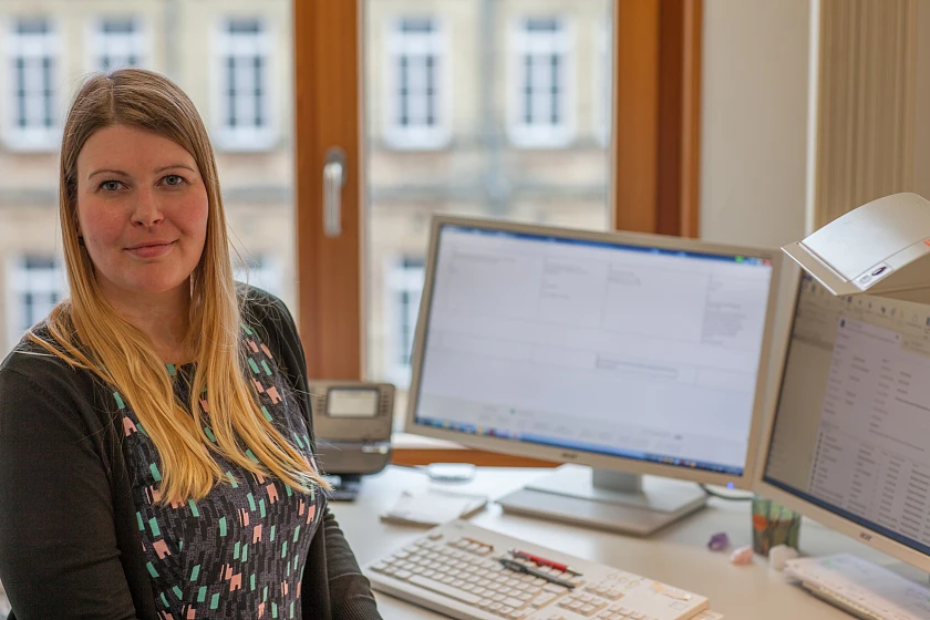 Mitarbeiterin am Schreibtisch