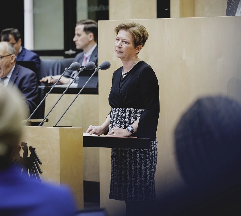Senatorin Claudia Schilling am Redepult im Bundesrat
