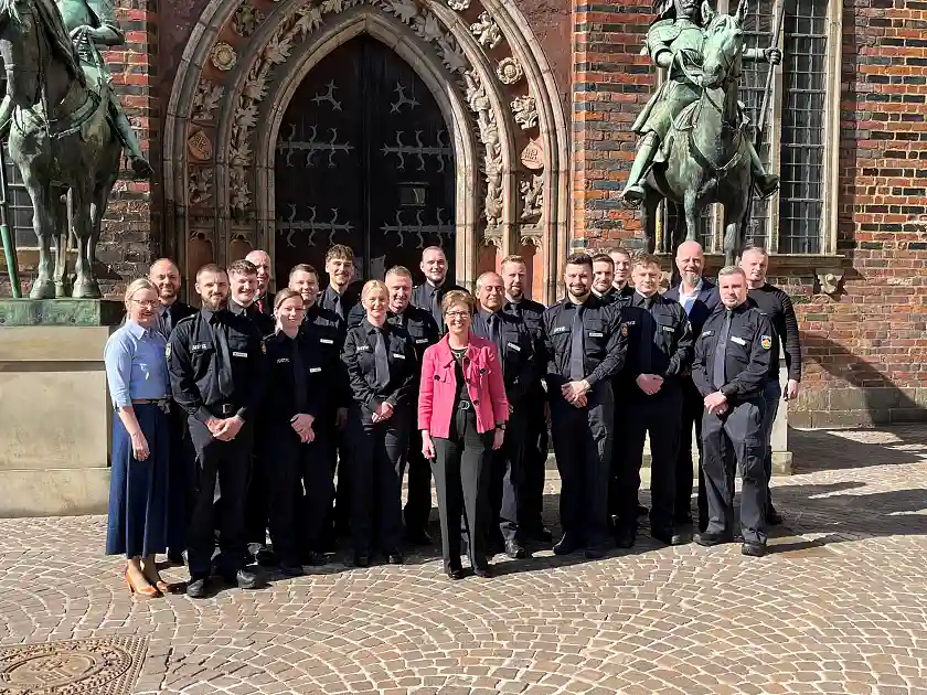Gruppenfoto des Jahrgangs samt Senatorin und Anstaltsleiter