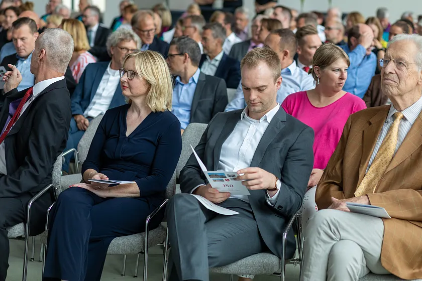 Publikum, vorne rechts sitzt Henning Scherf, ehemaliger Bürgermeister