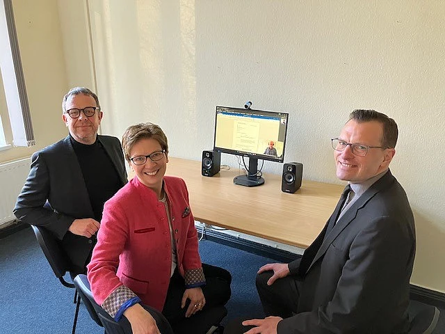 Herr Prof. Dr. Jörg Schnitzler, Direktor des Sozialgerichts, Frau Senatorin Dr. Schilling und Herr Sanner, Präsident des Landesarbeitsgerichts am Schreibtisch vor einem Bildschirm