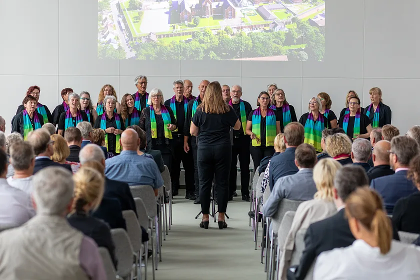 Chor, der vor einem Publikum steht und singt