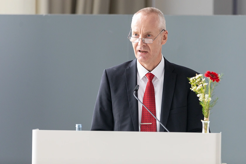 Anstaltsleiter Hans-Jürgen Erdtmann hält eine Rede