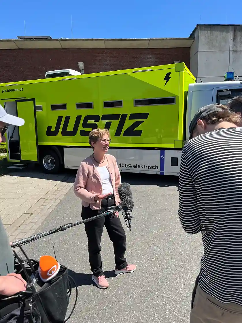 Senatorin Schilling vor dem neuen Gefangenentransporter im Interview