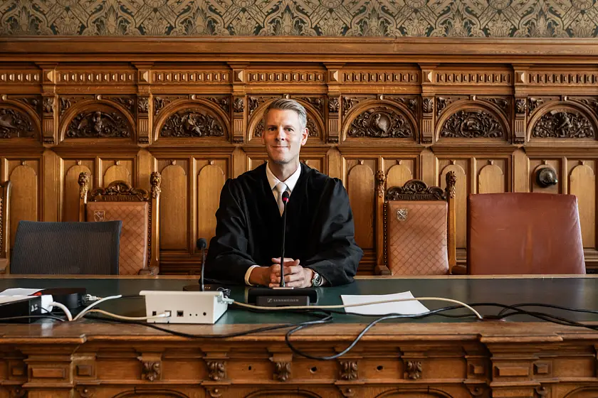 Richter hinter einem Richtertisch im Landgericht Bremen