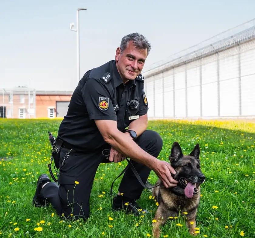 Justizvollzugsbeamter mit Spürhund