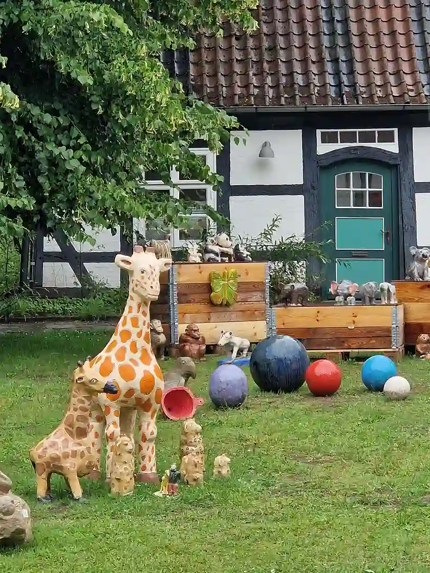 Skulpturen im Garten der Burg Blomendal