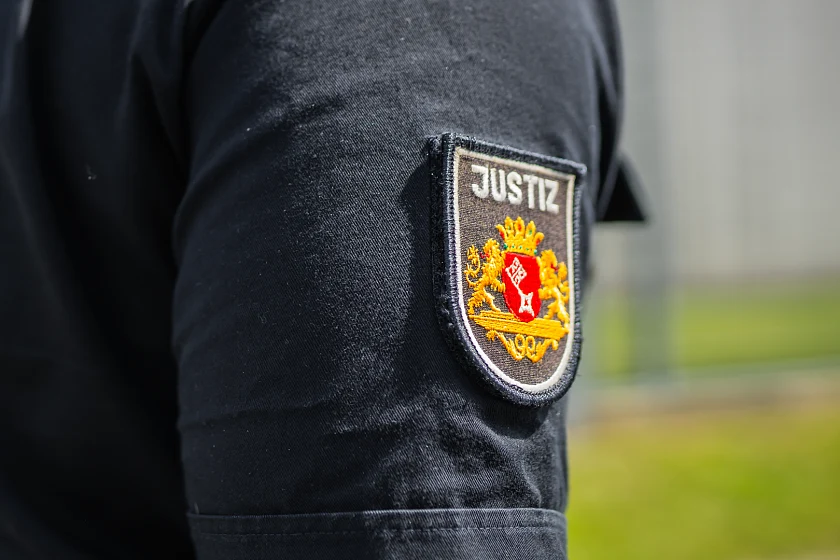 Bremer Wappen auf Pullover mit Justiz-Aufdruck