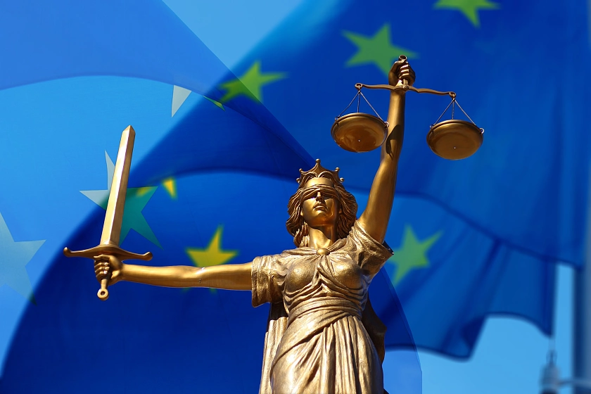 Justitia vor blauem Himmel