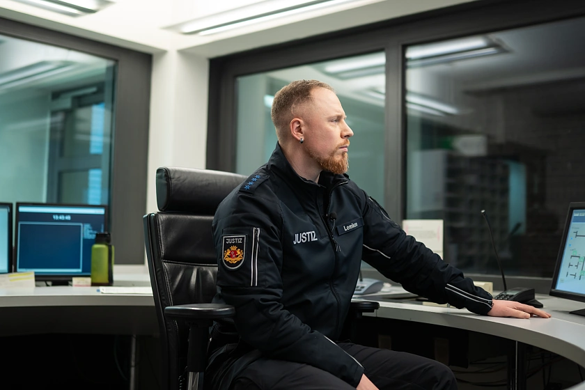 Justizvollzugsbeamter am Schreibtisch