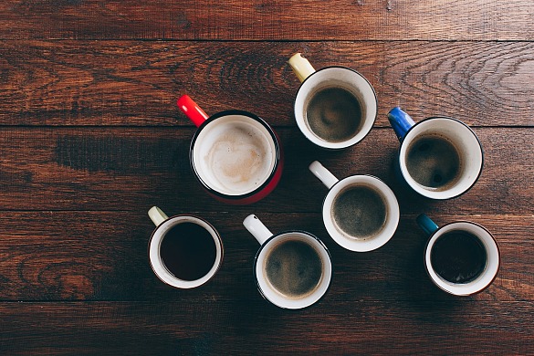 gefüllte Kaffeetassen