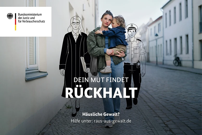 Mutter trägt Kind auf dem Arm und wird von Polizist und Richterin im Hintergrund begleitet