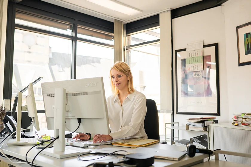Staatsanwältin im Büro
