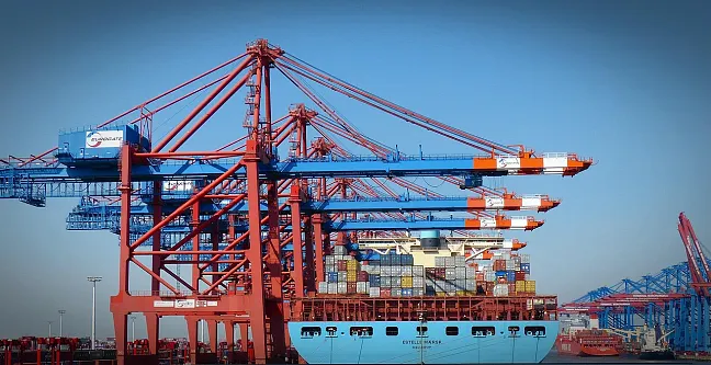 Containerhafen mit vielen Containern und mehreren Kränen